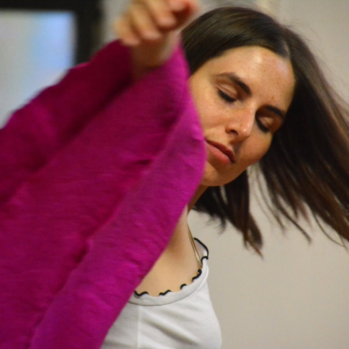 Giorgia Orsi danza con un telo di stoffa